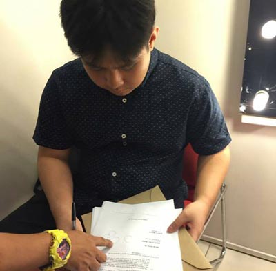 Startattle.com - Jiro Manio signing a contract with Magpakailanman Startattle.com - jiro manio ai ai delas alas rehab back acting interview latest news magpakailanman kmjs pictures watch help sign contract episode