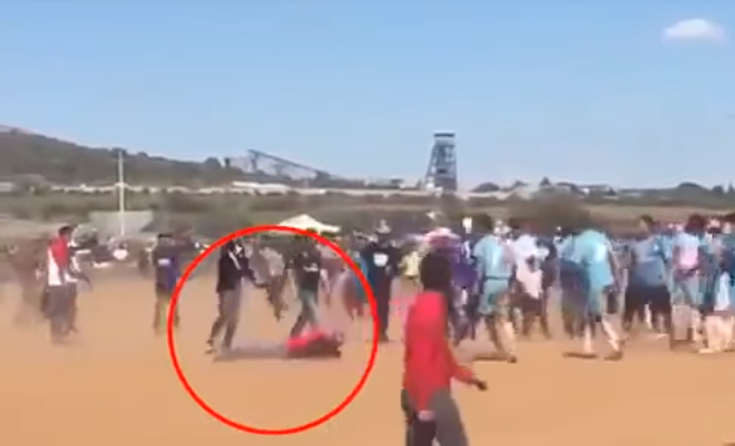 فيديو: “غادر الملعب وكأنه لم يفعل شيئاً”.. مُشجّع ناقِمْ يُعدم مُشجعاً آخر بدم بارد بعد نهاية المباراة!