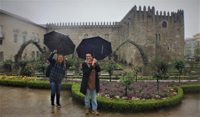 Conhecer o Porto à pé a passear com guarda chuva