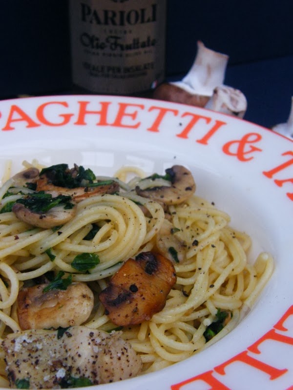 Spaghetti with Mushrooms & Artichokes Tinned Tomatoes