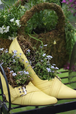 Como usar calçados como vasos de flores