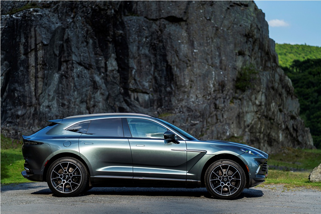 2021 Aston Martin DBX Stirling Green