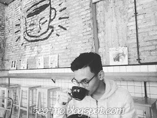 Foto Yusuf Mahardika Pakai Kacamata Foto Yusuf Mahardika Pakai Kacamata