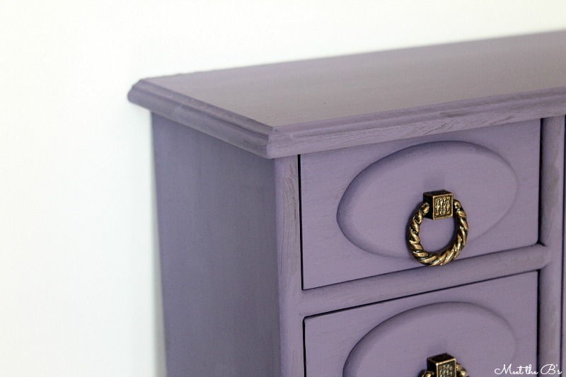 Purple chalk painted jewelry box. Easily give an update to your jewelry storage!