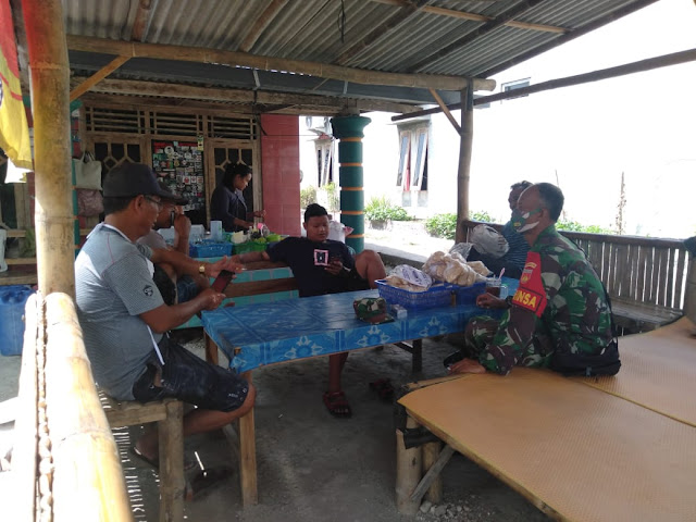 Babinsa Karanganom Manfaat Warung Kopi Sebagai Sarana Komsos,  Himbau Protokol Kesehatan