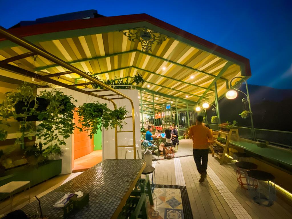 Sky Garden Cafe and Resto By Susan Spa and Resort, Makan Malam di Atas