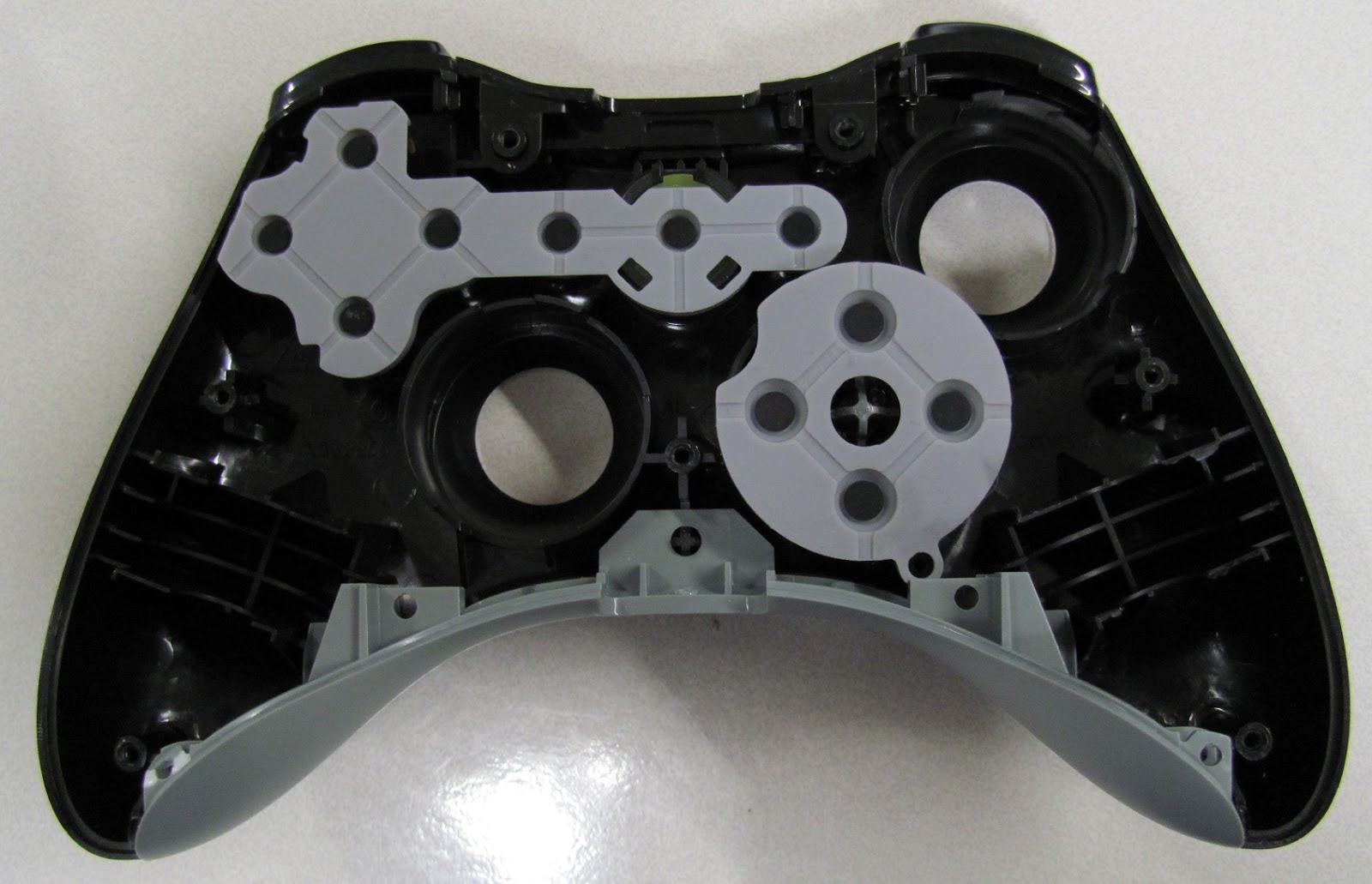 Cleaning Xbox 360 wireless controller with corroded battery holder