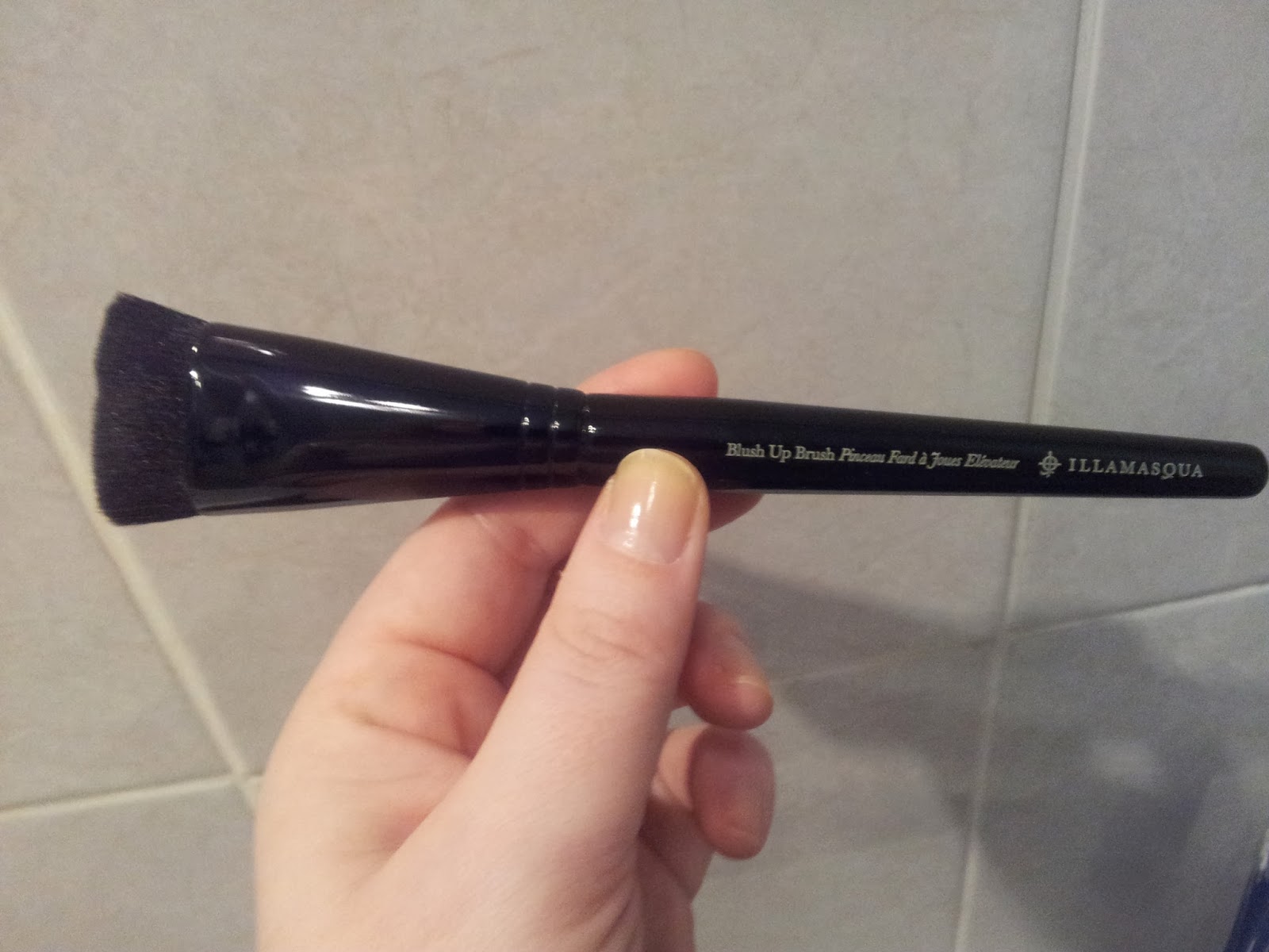 LondonBeauty Review Illamasqua Blush up Brush