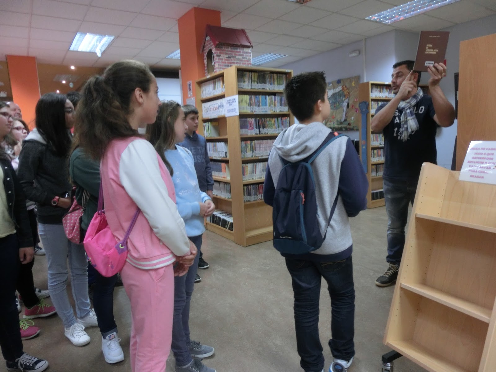 VOAR COS LIBROS Visita guiada da Biblioteca Juan Compañel