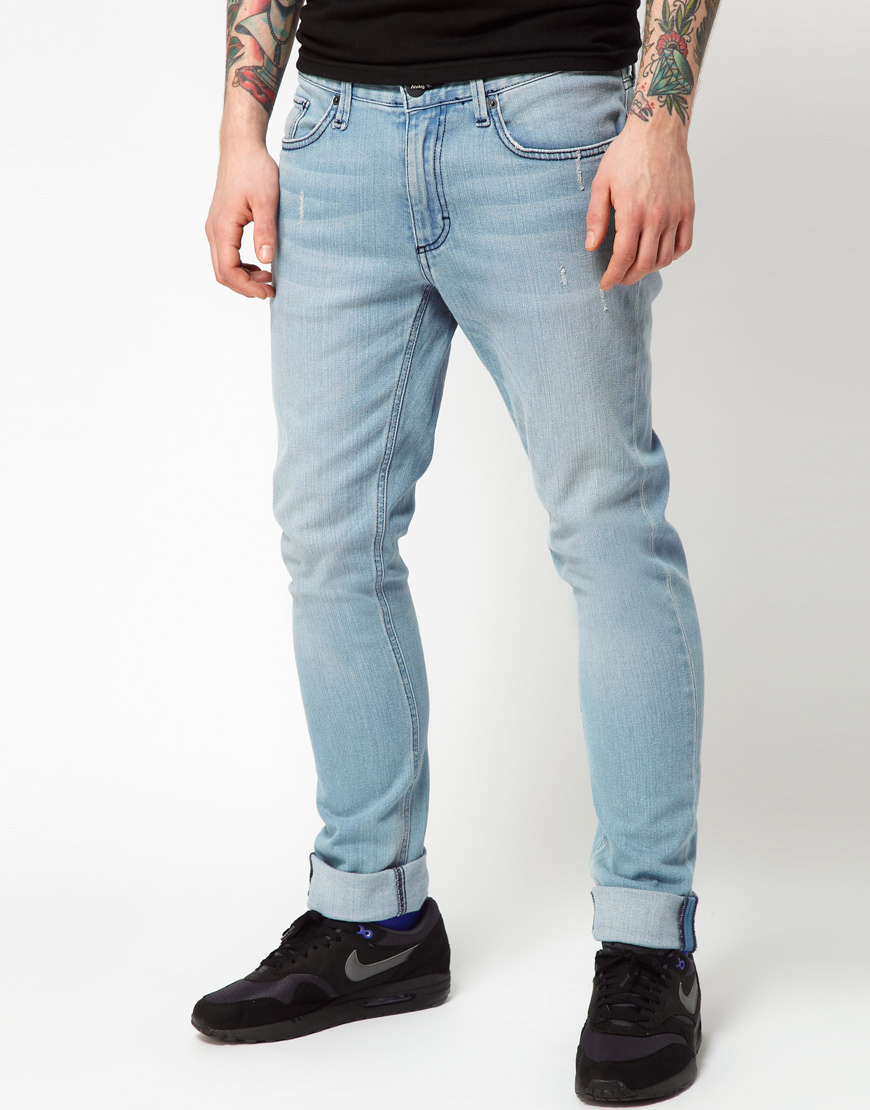 светлые джинсы обувь. бело голубые джинсы мужские. светло голубые джинсы мужские. кроссовки под джинсы мужские. обувь под голубые джинсы мужские.