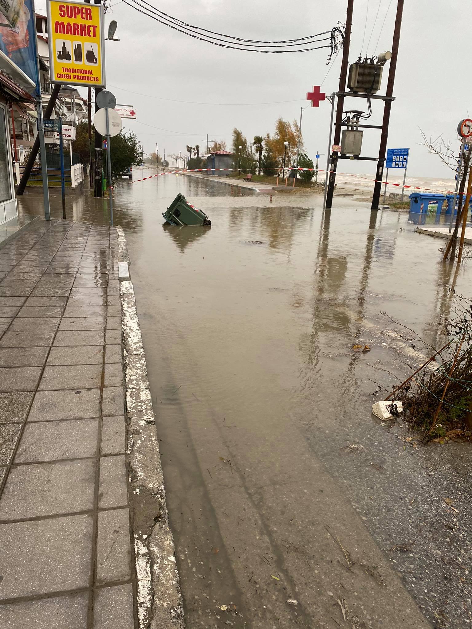 Εικόνες και βίντεο απο την κατάσταση που επικρατεί με την κακοκαιρία στην Παραλία Κατερίνης