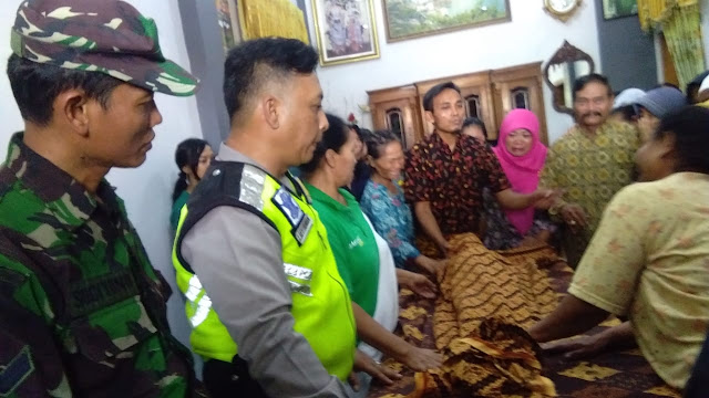 Babinsa Bandung Bantu Evakuasi Bocah Meninggal Akibat Terpeleset Saat Hendak Mancing Di Sungai Babinsa Bandung Bantu Evakuasi Bocah Meninggal Akibat Terpeleset Saat Hendak Mancing Di Sungai
