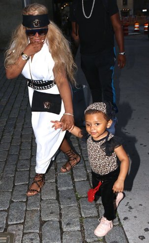 Lil Kim Daughter2 Rapper Lil Kim steps out with her adorable daughter (photos)