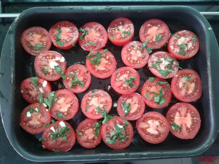 Tomates cortados con ajo y perejil.