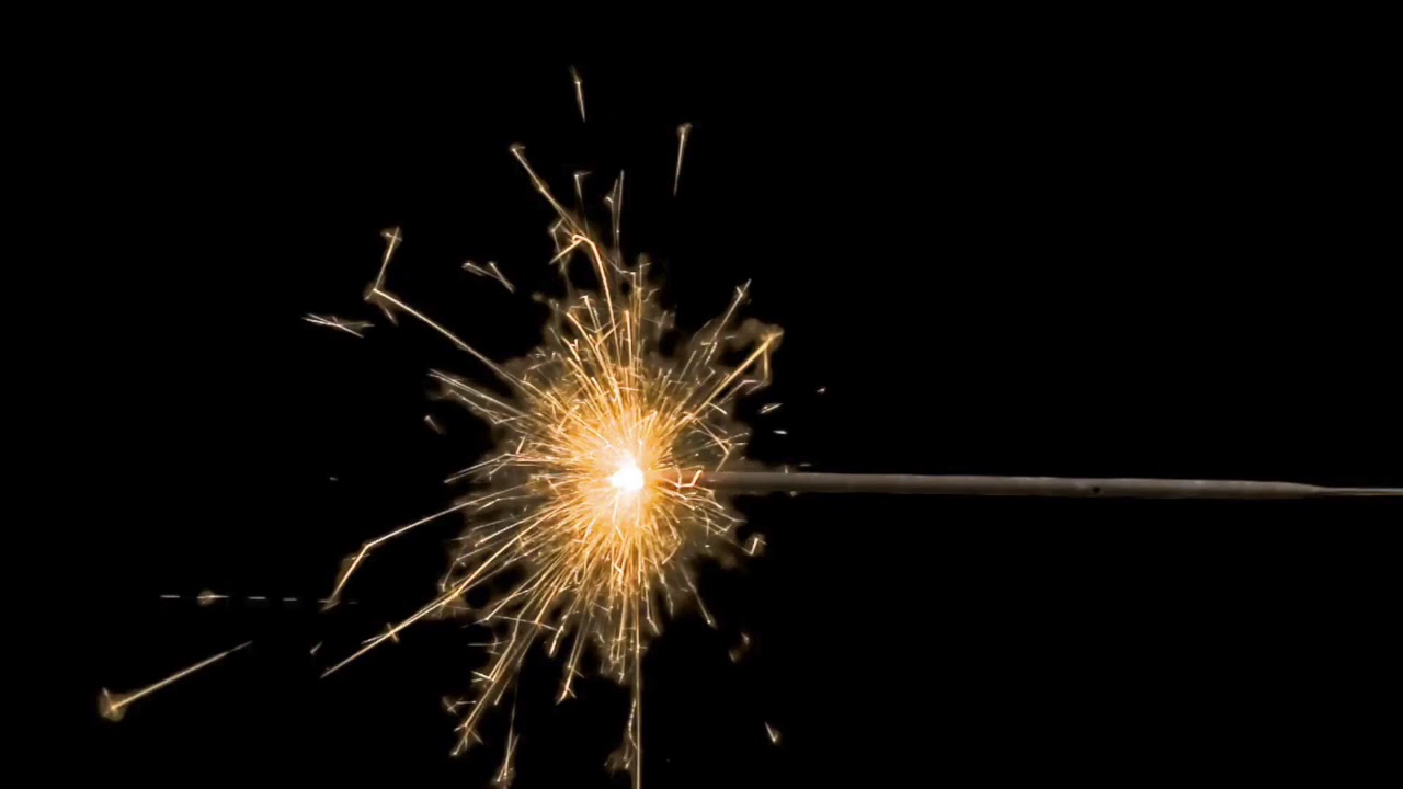 бенгальские огни. бенгальские огни на темном фоне. бенгальский огонь на прозрачном фоне. боке бенгальские огни. бенгальский огонь на черном фоне.