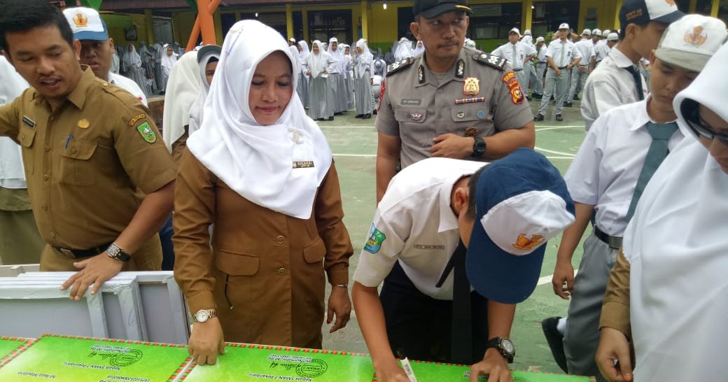 PTK BK SMP HUBUNGAN ANTARA KONFORMITAS TEMAN SEBAYA PTK BK SMP HUBUNGAN ANTARA KONFORMITAS TEMAN SEBAYA