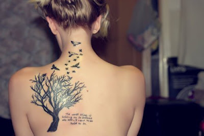Tatuaż z morywem drzewa i ptaktów umieszczony na plecach