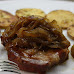 Pernil de cerdo asado en vinagre balsámico y cebollas acarameladas