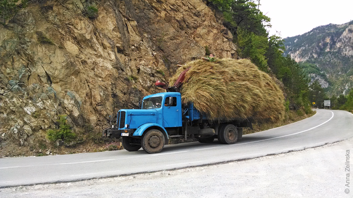 Транспортировка сена, север Черногории