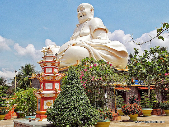 Estátua gigante do Buda sorrindo