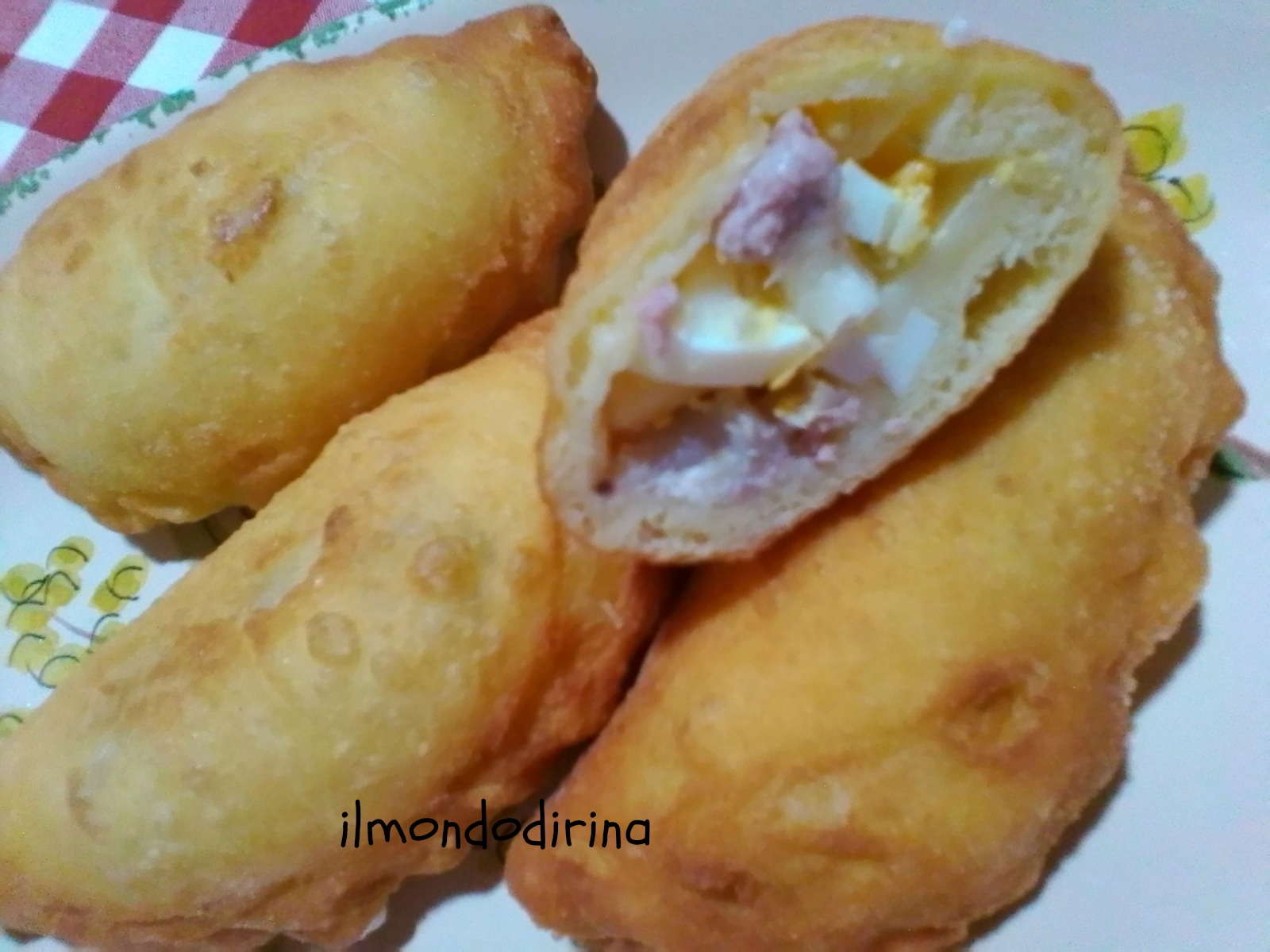 Il mondo di Rina Pizza fritta con ciccioli e ricotta