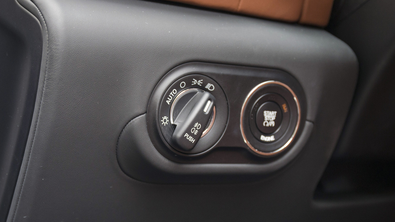 GIÁ XE 5 CHỖ MASERATI LEVANTE CÓ GÌ HAY?.