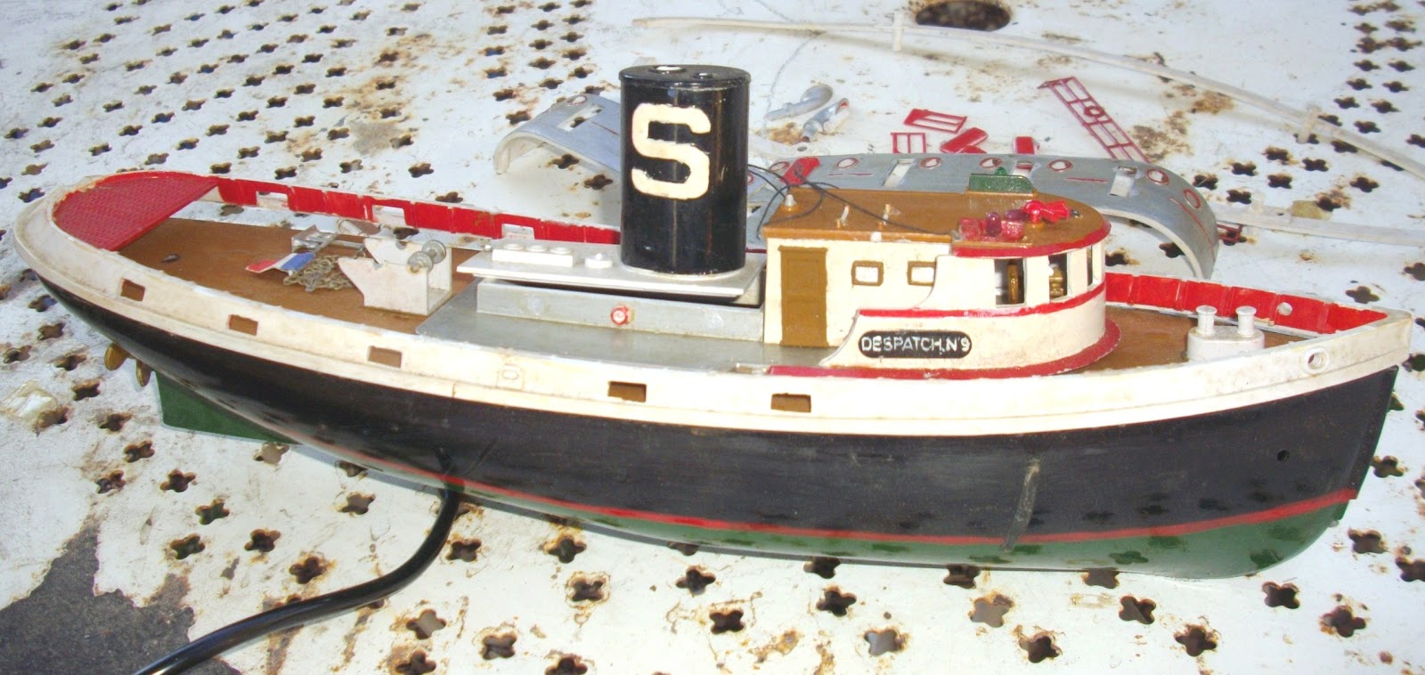 ANCIEN BATEAU A Piles Avec Boite Filibustier Jouet D'enfant Monteleone