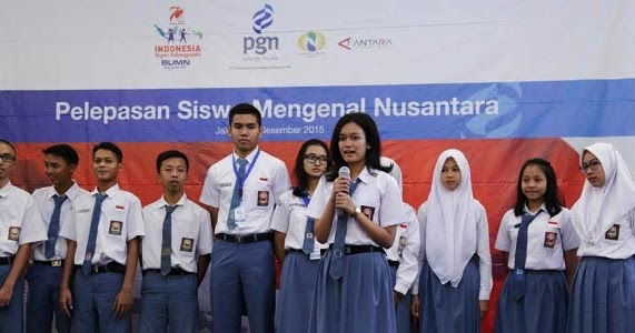 Siswa SD melakukan latihan pemanasan sebelum berolahraga