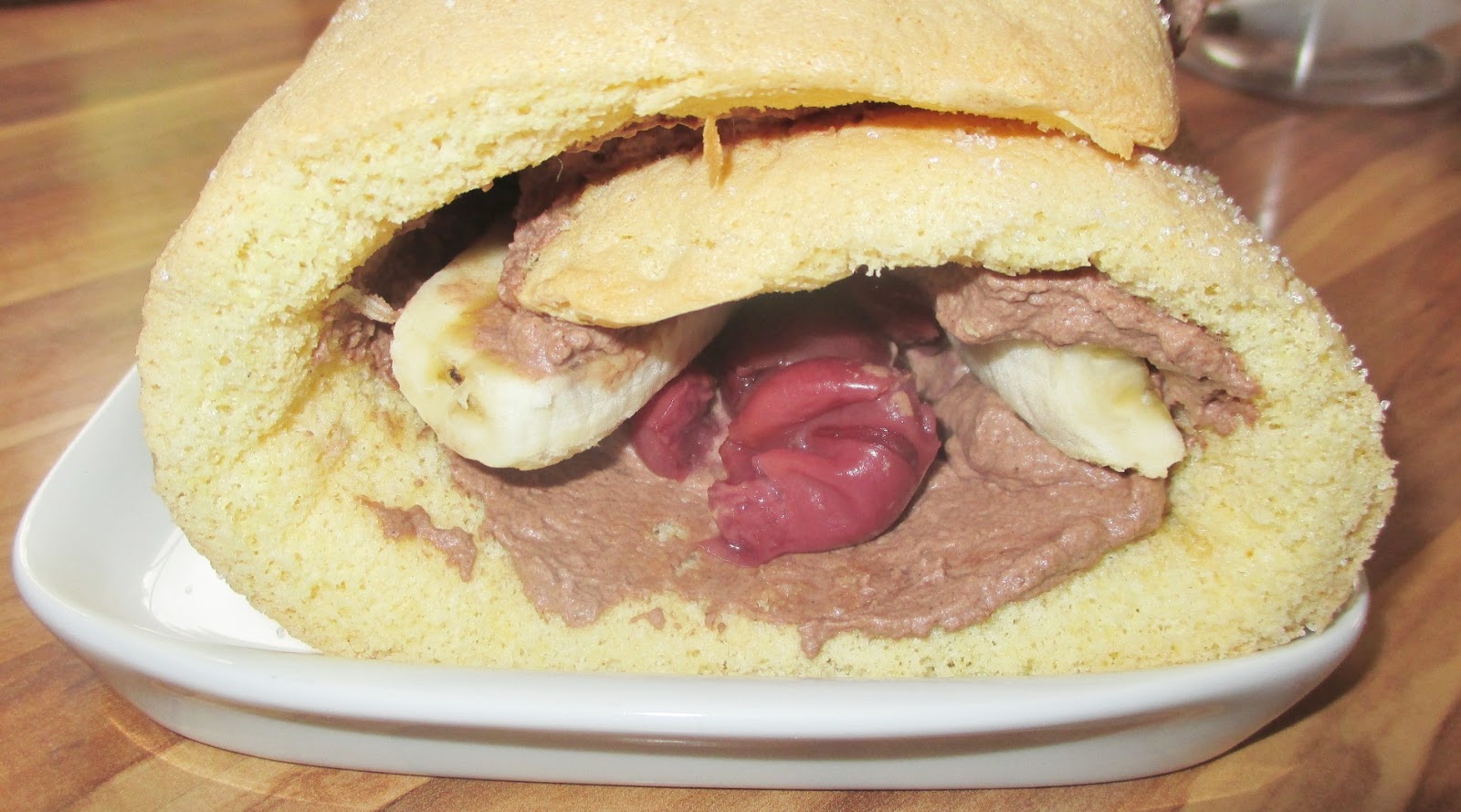 Biskuitrolle mit Banane und Schokosahne