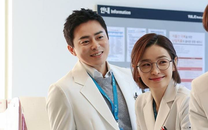 Hóa ra chính Jo Jung Suk đòi cho Jeon Mi Do đóng Hospital Playlist: Cô ấy là điều duy nhất cuốn hút tôi - Ảnh 3.