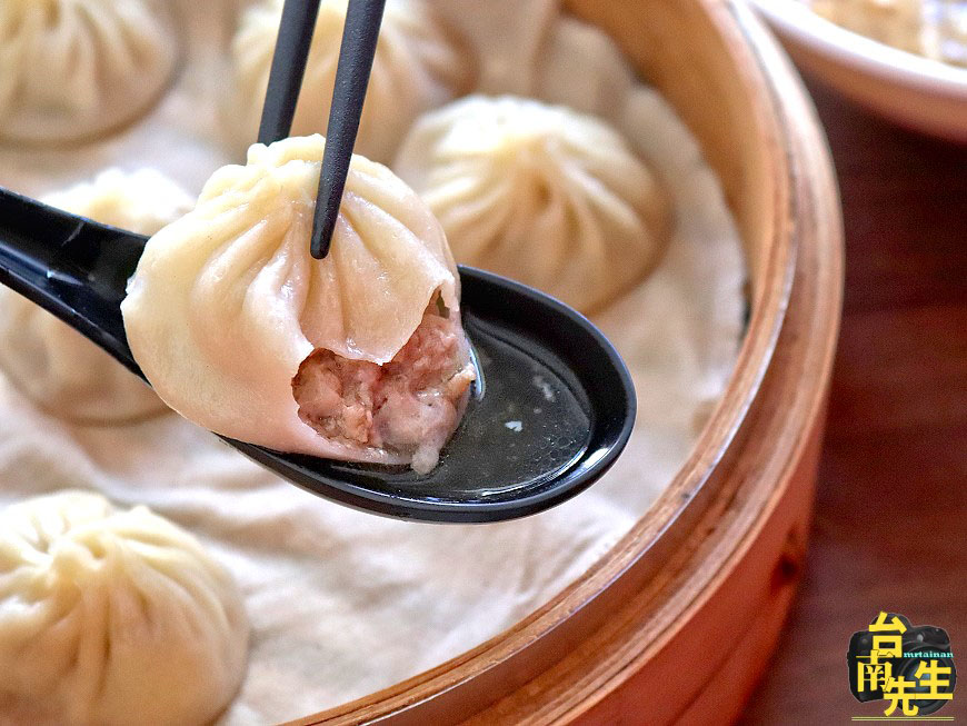 台南小籠湯包／自製麵糰不含防腐劑／嚴選當天採買新鮮豬肉／手工現包用料實在／天然健康無人工添加物／用餐時段必客滿