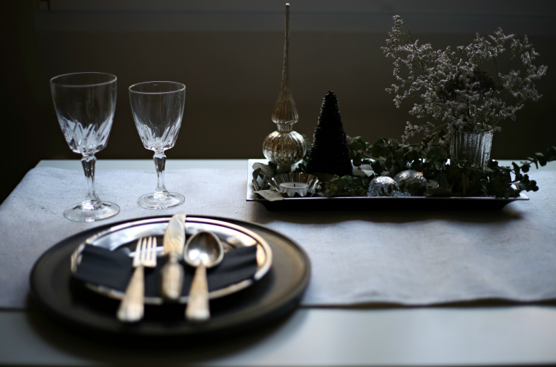 Mesas de Navidad con platos negros, Foto de stock 2087204893