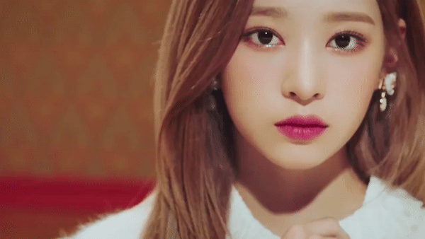 a beautiful woman IZ*ONE Kim Minju GIF