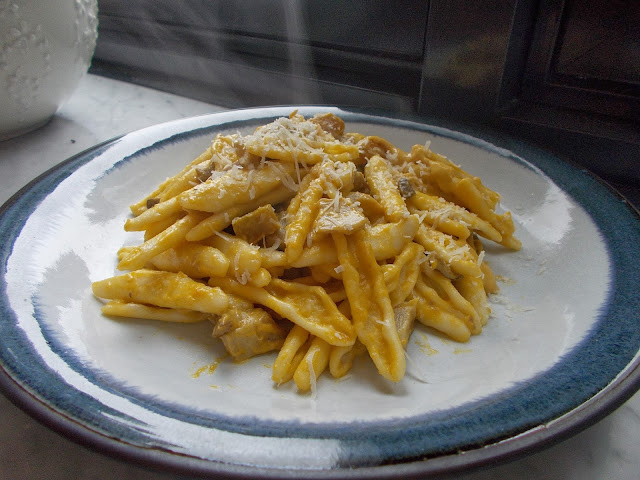un piatto autunnale. maccheroni siciliani zucca e funghi.