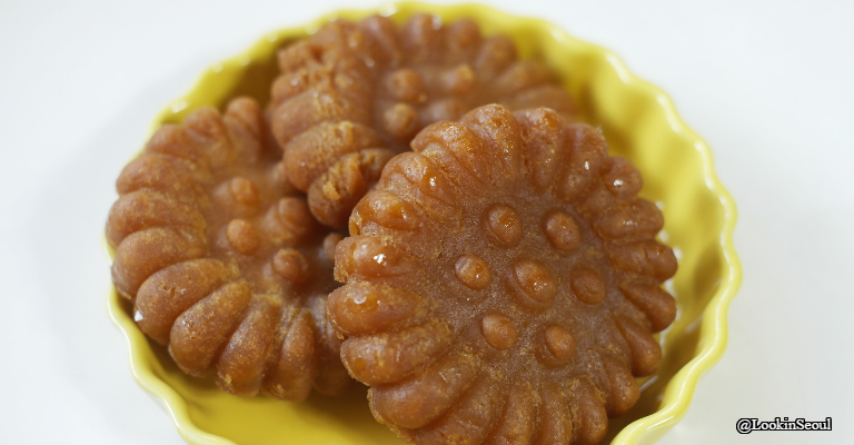 Korea traditional sweets Yugwa Yakgwa Korea puffed snack lookinSeoul