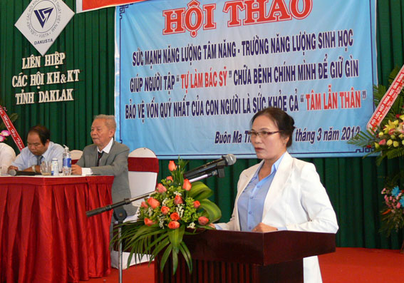 Cô Thu đọc tham luận tại Hội thảo hôm 27-3-2012. -  Ảnh: Nhật Minh.