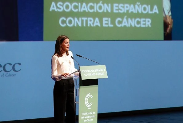 Queen Letizia wore Hugo Boss pink silk blouse and Hugo Boss trousers, and Magrit snake printed pumps, she carried Uterque bag