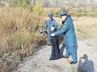 Вооружившись перчатками и пакетами огнеборцы, почистили берег реки Пышма от пластмассы, бутылок и другого мусора, где часто отдыхают граждане.