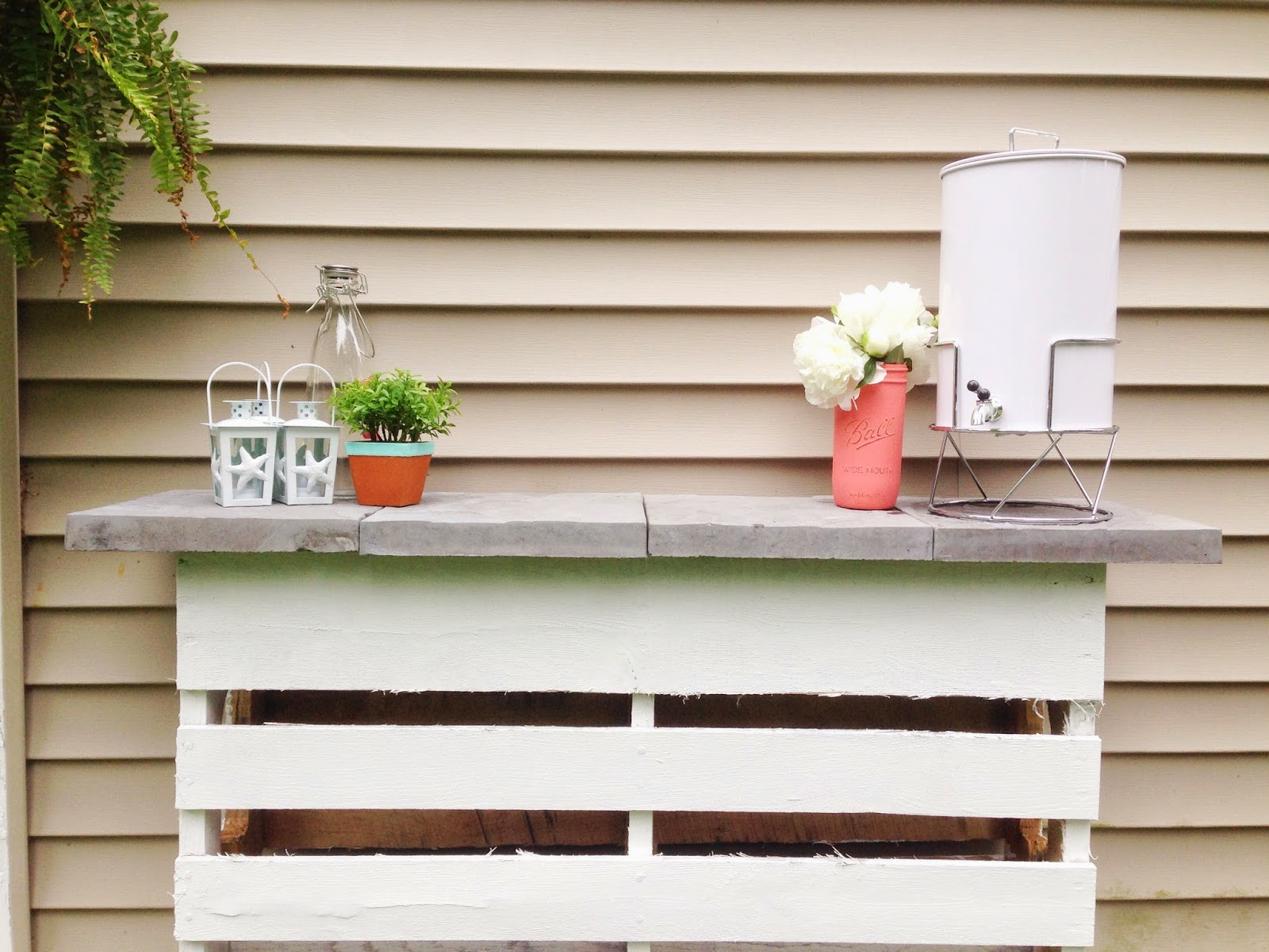 Love the Here and Now: DIY Pallet Bar