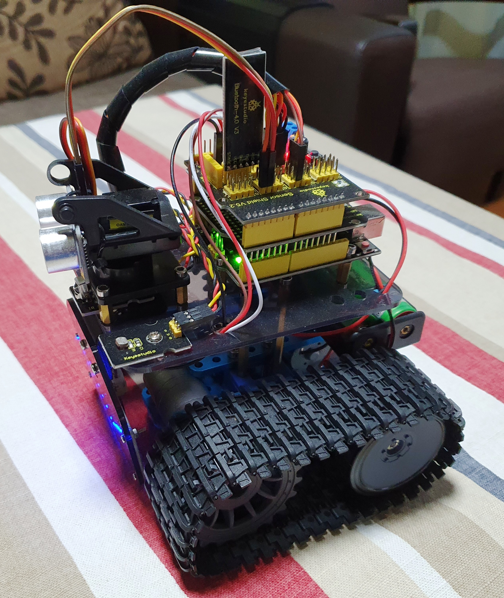 Mani hobiji: Robotiņš jeb mini tanks uz Arduino bāzes