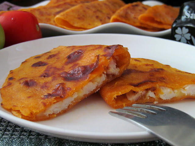 Томатные лепешки с копчёной курицей и сыром