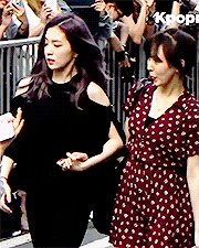 뒷정리 전문 아이돌 아이린.GIF
