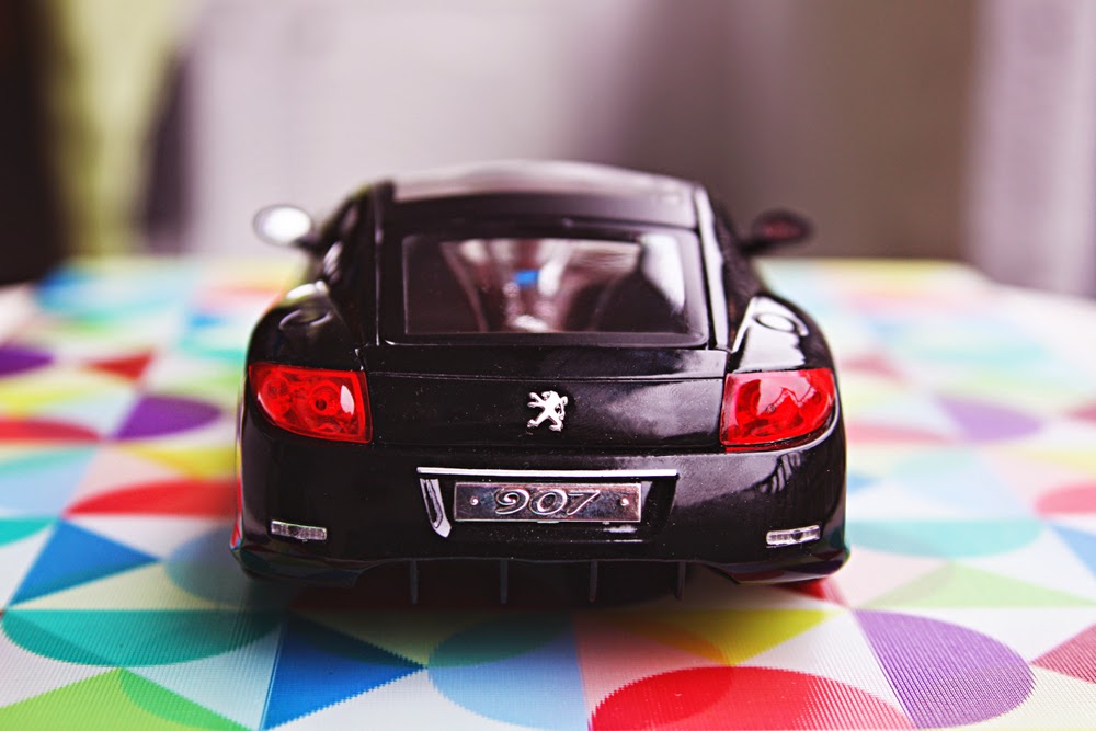 1/18 Bburago Peugeot 907 V12 Concept