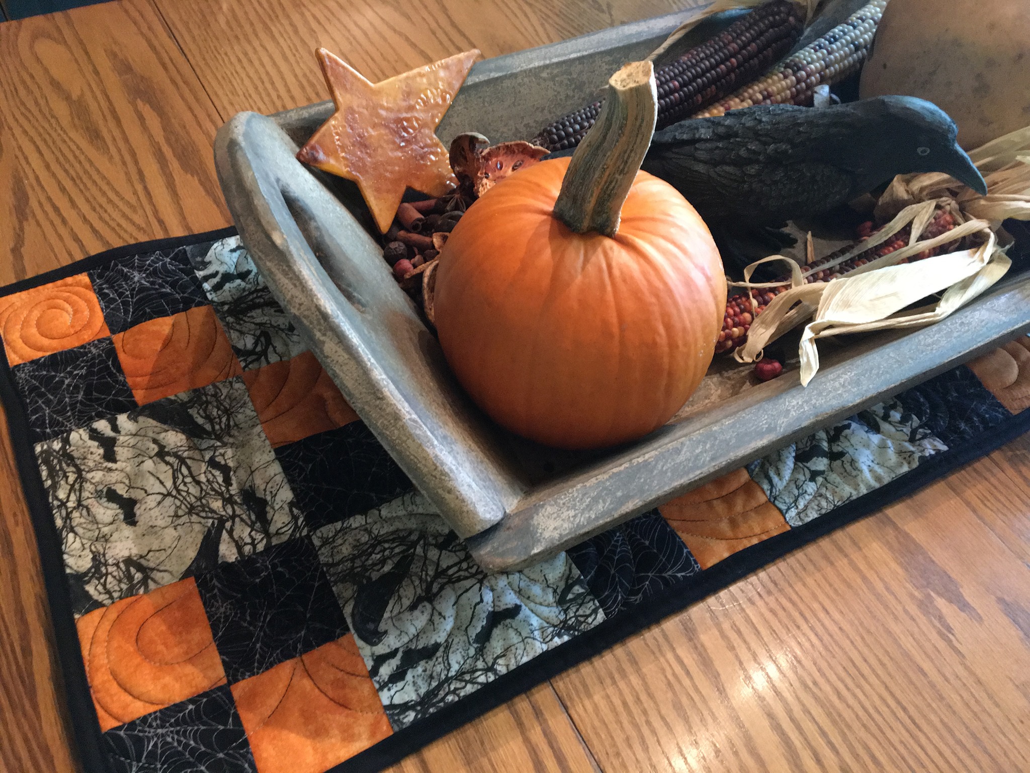 Olde Crow Primitives FALL TABLERUNNER