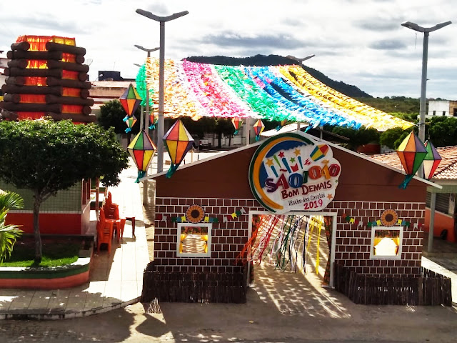 Decoração do São joão Bom DeMais na Praça de Riacho dos Cavalos já esta pronta veja 