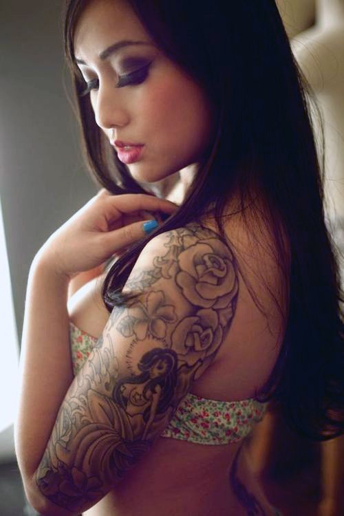 Una preciosa modelo nos enseña sus tatuajes de moda, tatujes tendencia en los ultimos años que son tatuajes pequeños y delicados