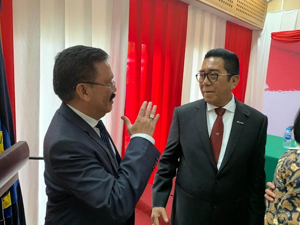Henry Yosodiningrat Raih Gelar Doktor Ilmu Hukum Universitas Trisakti Henry Yosodiningrat Raih Gelar Doktor Ilmu Hukum Universitas Trisakti