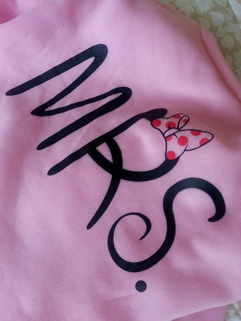 rozowa bluza z napisem