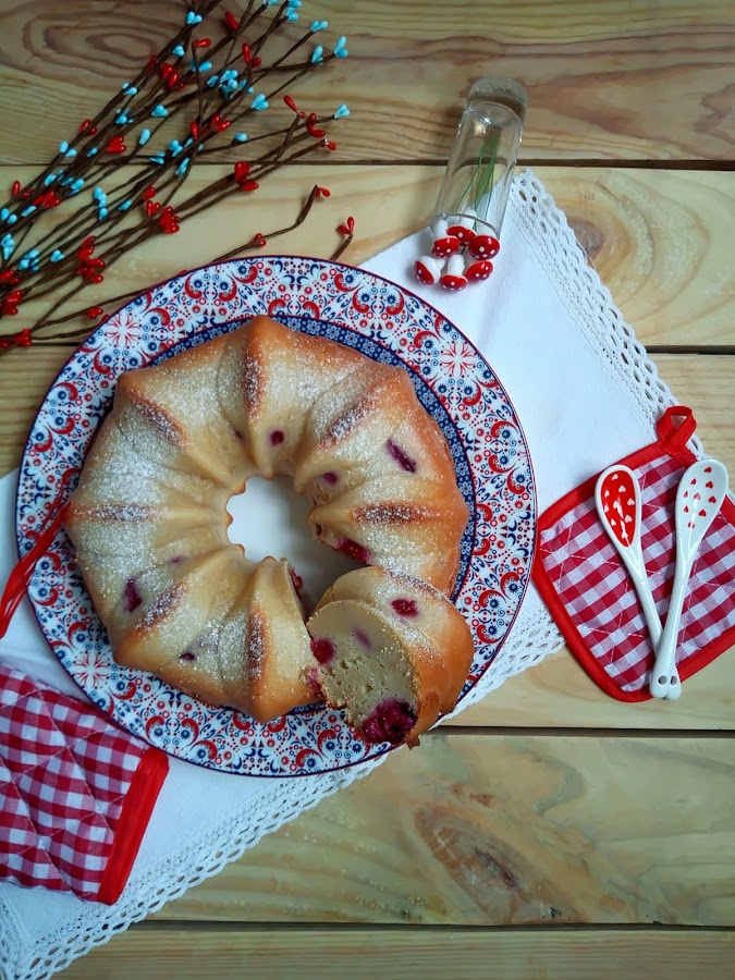 Receta de bundt cake de frambuesas y cava Bizcocho jugoso, esponjoso, tierno fácil Desayuno merienda postre Con horno Champán Fresas Cuca