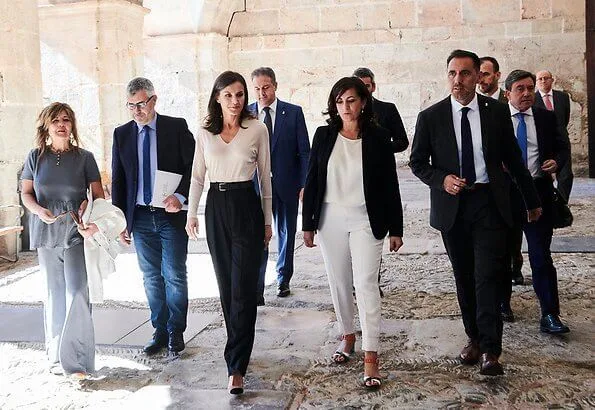 Queen Letizia wore Steve Madden Kvinna Dalia pumps, Adoldo Dominquez bicolor clutch, Mango trousers and sweater